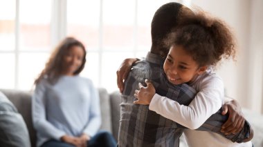 Mutlu siyah kız sarılma genç baba evde