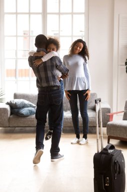 Mutlu siyah aile evde babamla yeniden birleştirme heyecanlı