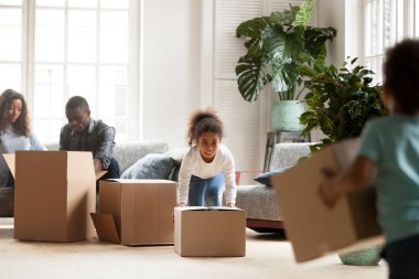 Küçük kardeşler gün taşıma kutuları ile oynamak