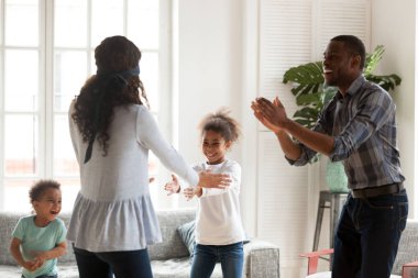 Mutlu siyah aile oyun saklambaç evde birlikte