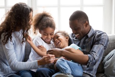 Siyah aile gülümseyen evde beraber eğlenelim küçük çocuklar