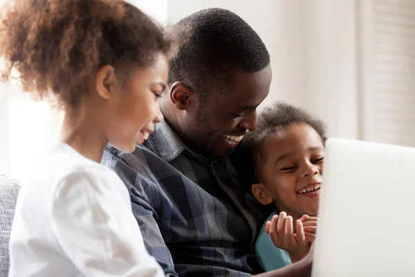 Felice afroamericano giovane famiglia guardare cartoni animati sul computer portatile — Foto Stock