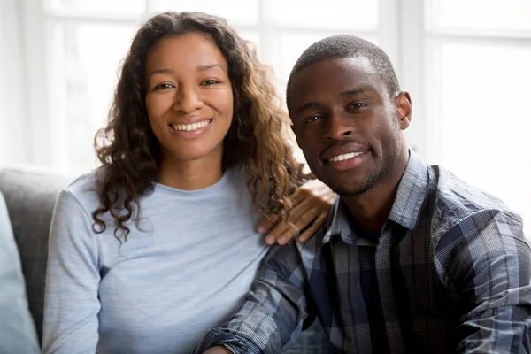 Retrato de feliz pareja de raza mixta posando para la imagen — Foto de Stock