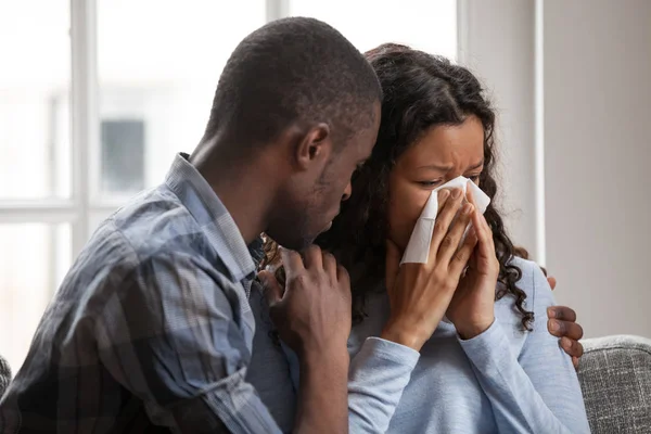 Soins noir mari câlin soutien triste pleurer femme — Photo