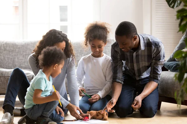 Les parents noirs et les jeunes enfants jouent ensemble tableau peinture — Photo