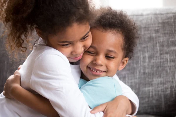 Bonito misto raça crianças abraço fazendo a paz em casa — Fotografia de Stock