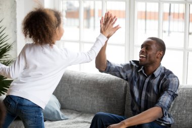 Heyecanlı karışık yarış kızı genç Baba çak bir beşlik ver