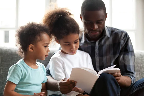 African American dad leesboek voor kleine kinderen — Stockfoto