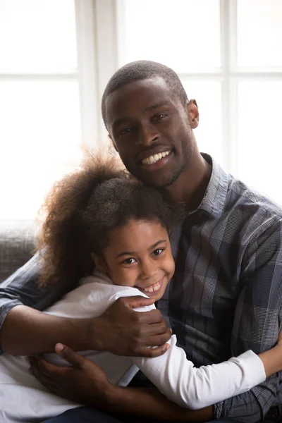 Portrait de jeune papa noir câlin avec fille adolescente — Photo