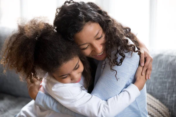 Happy African American mom and daughter hug making peace — Stock Photo, Image