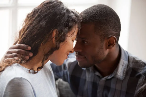 Primer plano de amorosa pareja negra abrazo mirando a los ojos — Foto de Stock