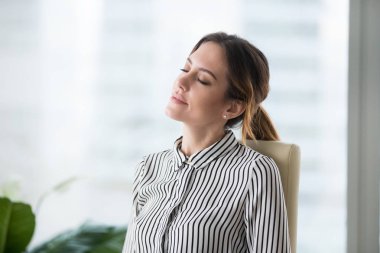 İş yerinde ergonomik sandalye oturma dinlenme rahat sakin işkadını