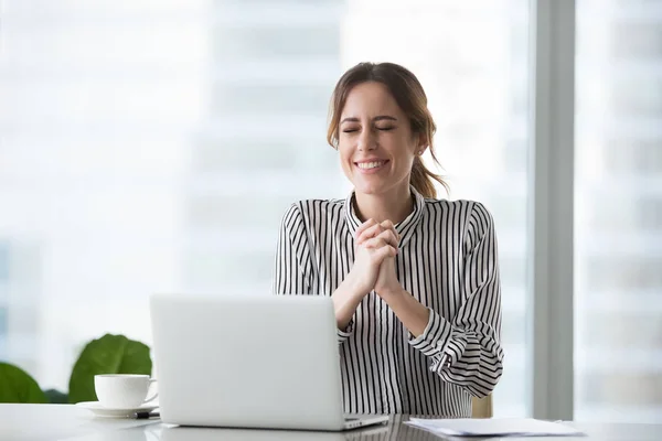 Femme d'affaires excitée souhaitant le succès de l'entreprise ou célébrer la victoire — Photo