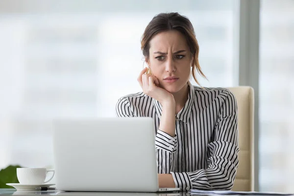 Mujer de negocios confundido molesto por el problema en línea mirando portátil — Foto de Stock