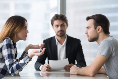 Eşlerin boşanma yerleşim avukatlar ofiste hakkında tartışmakta bölme