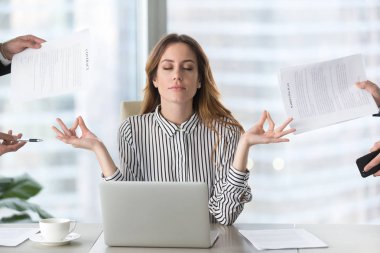 Stresli iş kaçınarak sakin kadın yönetici meditasyon alma ara