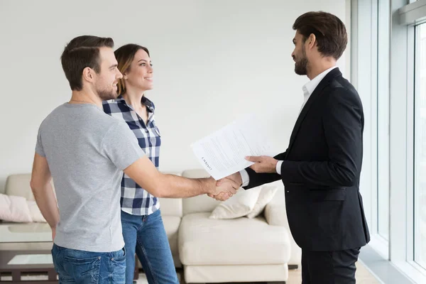 Emlakçı ya da ev sahibi el sıkışma çift kiracı olun emlak anlaşması — Stok fotoğraf
