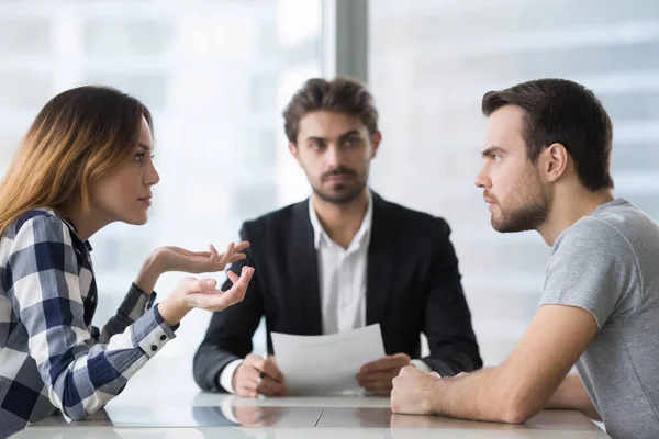 Los cónyuges se separaron discutiendo sobre el acuerdo de divorcio en la oficina de abogados — Foto de Stock