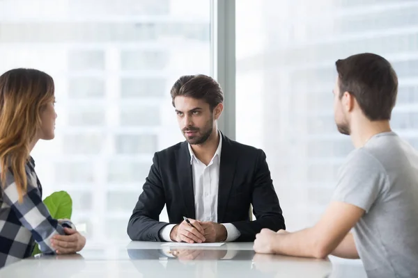 Infeliz esposo y esposa consultoría abogado divorciarse — Foto de Stock