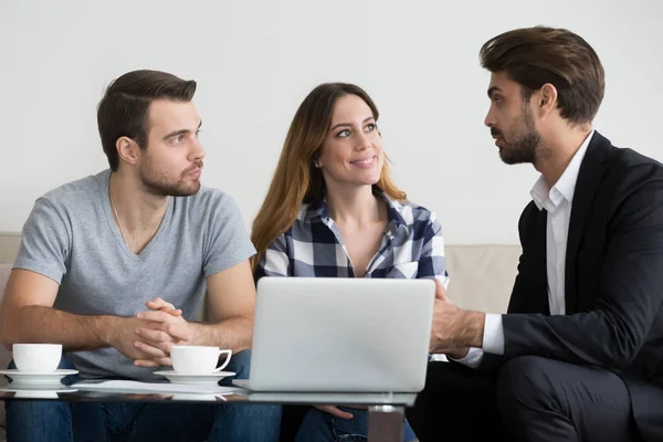 Paar klanten huurders huurders raadpleging van makelaar advocaat of verhuurder — Stockfoto