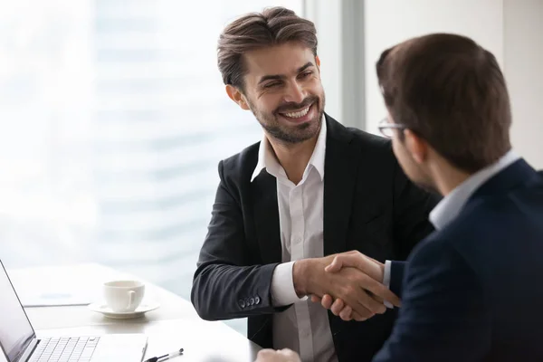 Nöjd glad affärsman i kostym handslag partner att göra affär — Stockfoto