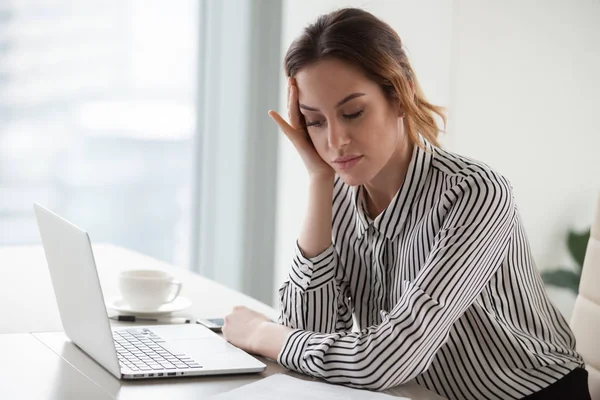 Femme d'affaires ennuyée fatiguée de travail monotone désintéressé par le travail terne — Photo