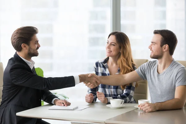 Clientes felices pareja apretón de manos abogado agradeciendo por ayuda — Foto de Stock