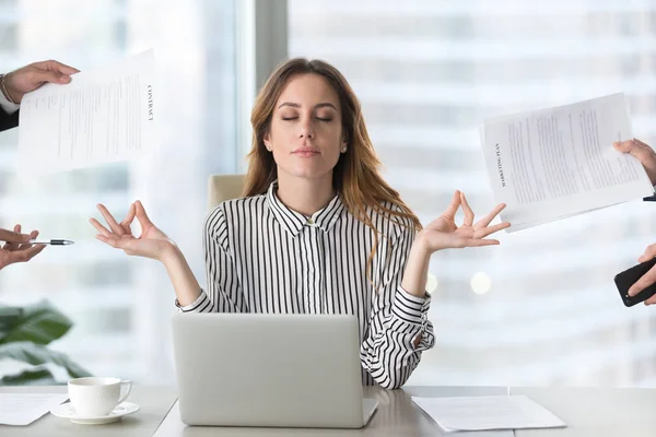 Calma donna esecutivo meditare prendendo pausa evitando lavoro stressante — Foto Stock