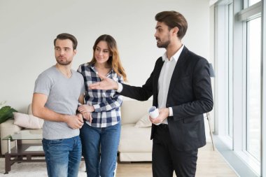 Genç bir çift için emlakçı ya da ev sahibi gösteren ev daire