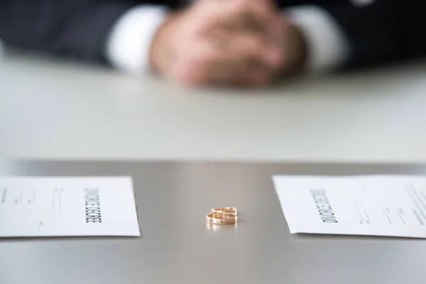 Close up view of decree paper and rings on table — Stock Photo, Image