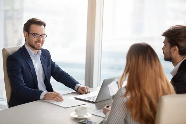 Gerente asesor sonriente o negociador que consulta a gente de negocios en la reunión — Foto de Stock