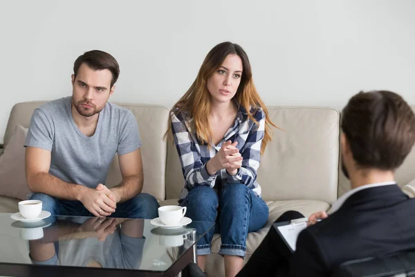 Несчастная семейная консультация, женщина разговаривает с психологом — стоковое фото