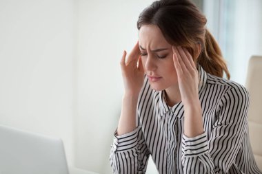 Stresli iş kadını duygu güçlü baş ağrısı office tapınaklarda masaj yorgun