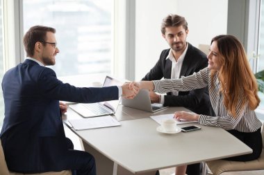 İşadamı el sıkışma işkadını grup müzakereleri bitirme anlaşma