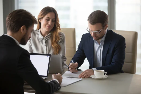 Zakelijke partners ondertekenen contracten na succesvolle onderhandelingen in kantoor — Stockfoto