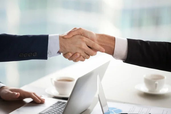 Business handshake concept, partner maschili uomini d'affari in giacca e cravatta mano — Foto Stock