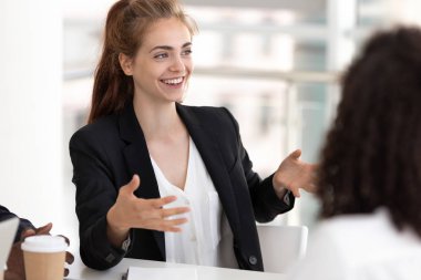 Personel ile resmi toplantı toplantıda konuşan genç iş kadını