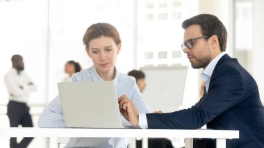 İş adamı ve iş kadını birlikte çalışan office coworking bilgisayar kullanın