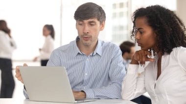 Uzay coworking oturan kadın müşteri danışmanlık veren Yöneticisi
