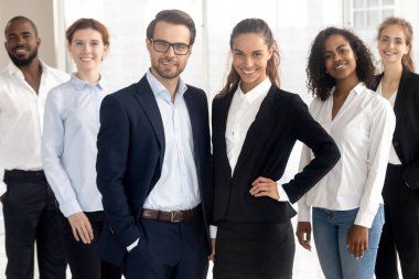 Kameraya bakarak poz gülümseyen çeşitli office işçi grubu