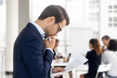 İş görüşmesi için korkuyor bekleyen korkmuş gergin erkek duygu vurguladı