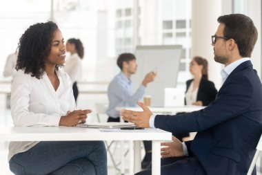 Birlikte çalışma paylaşılan office çok ırklı iş adamları