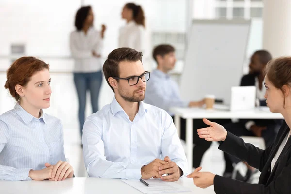 Il candidato al posto vacante in azienda risponde alle domande durante un colloquio — Foto Stock