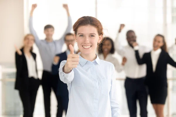 Client opdagen duimen tevreden medewerkers op achtergrond — Stockfoto