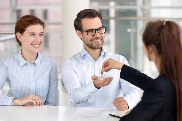 Paar erhält Schlüssel zur ersten Wohnung von Agentin — Stockfoto