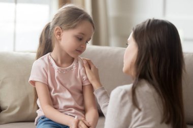 Sevgi dolu anne destek veren küçük kız çocuk üzecek söz