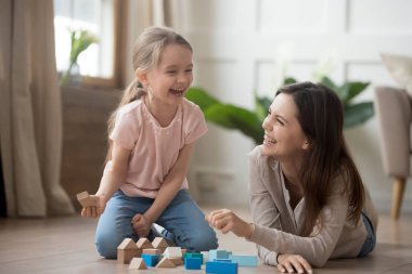 Mutlu anne ve çocuk kızı gülen tahta bloklarla oynama