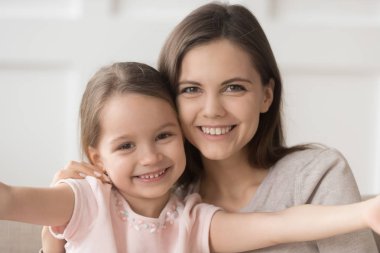 Mutlu aile anne ve çocuk kızı bağ kucaklayan headshot