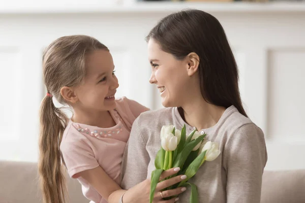 Gelukkig moeder houden van bloemen de gift van de dag van de moeders van schattige jongen — Stockfoto
