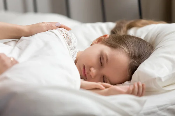 Ibu tangan menyentuh anak tidur bangun anak kecil — Stok Foto